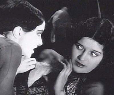 La Mujer Vampiro (Edna Tichenor) ataca a Lucy (Marceline Day)