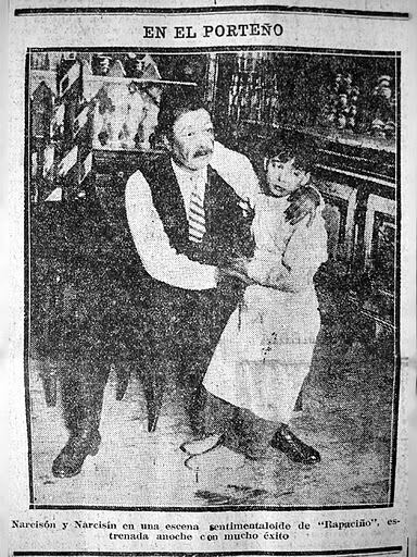 Narciso Ibáñez (padre) y Narcisín posando en "Rapaciño", uno de los éxitos del Teatro Porteño