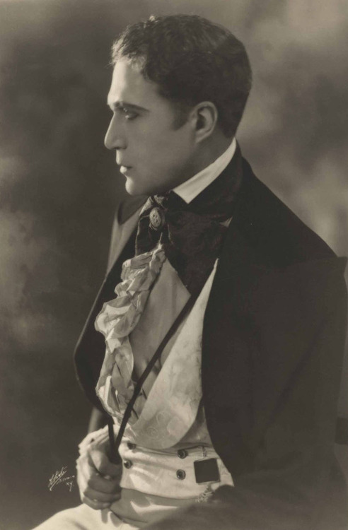 Arthur Edmund Carewe Arthur Edmund Carewe