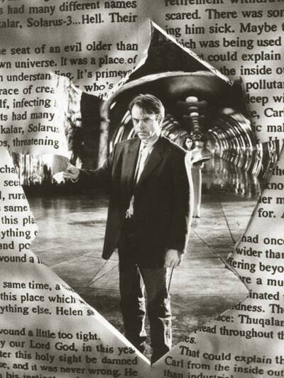 Sam Neill a punto de cruzar un portal en In the Mouth of Madness, 1995