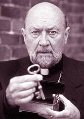 El padre Loomis (Donald Pleasence) poseedor de una llave en Prince of Darkness, 1987