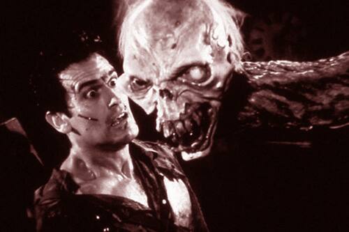 Ash Williams (Bruce Campbell) es acechado por un monstruo abismal en Evil Dead II, 1987