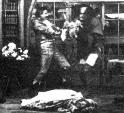 Una de las luchas entre Frankenstein y el monstruo: en el suelo, Elizabeth, desmayada.