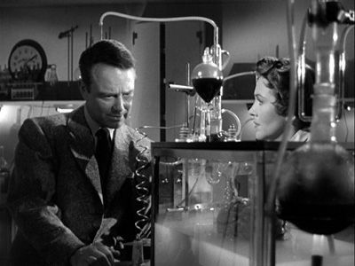 Lew Ayres y Nancy Davis cuidan del cerebro de Donovan en Experimento Diabólico