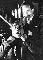 Mervyn Johns despacha a Frederick Valk en una escena de DEAD OF NIGHT