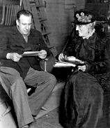 Browning repasando un libreto jutno a Lionel Barrymore