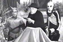 Stanley Blystone como "Hombre de la Bolsa", junto a dos Ghoulies