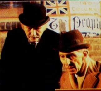 Sir John Mills (Watson) y Peter Cushing (Holmes): dos tipos audaces