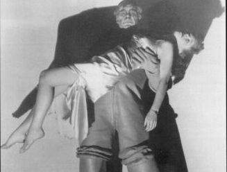 Chaney porta a Anne Nagel en EL MONSTRUO DIABÓLICO (1941)