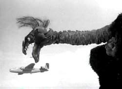 Plumífero de peluche arremete contra la aviación comercial en THE GIANT CLAW (1957)