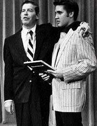 Elvis en una de sus primeras apariciones en TV junto a Milton Berle