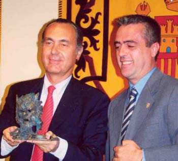Luis Alberto de Cuenca con premio Waldemar Daninsky
