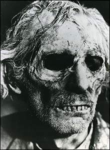 Peter Cushing nunca lució más putrefacto que en TALES FROM THE CRYPT