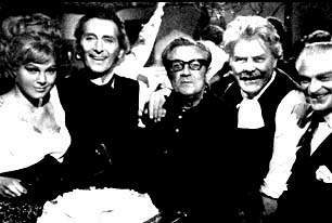 Risas en el plató de FRANKENSTEIN CREATED WOMAN. Susan Denberg, Peter Cushing, Terence Fisher y Thorley Walters.