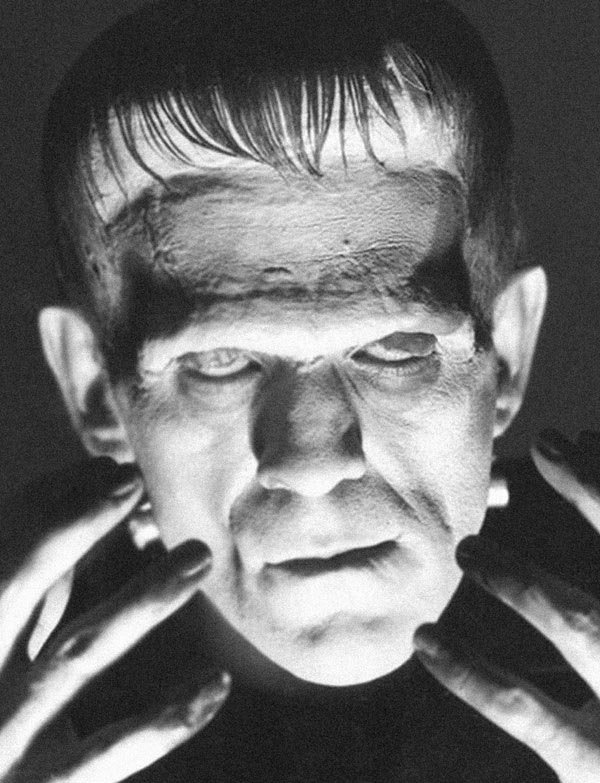 Dean Benton es levitado del pendulo mortal ante la vista azorada de feligreses de Ubasti en The Return of Chandu (1934)