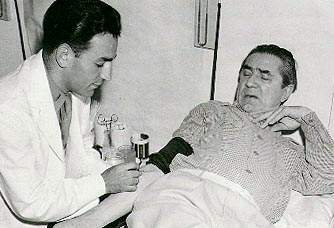 En los años '40 Lugosi trató de animar a la gente para que fuera a donar sangre. De todas maneras, por la expresión en su rostro,  no parece estar precisamente en un cóctel.