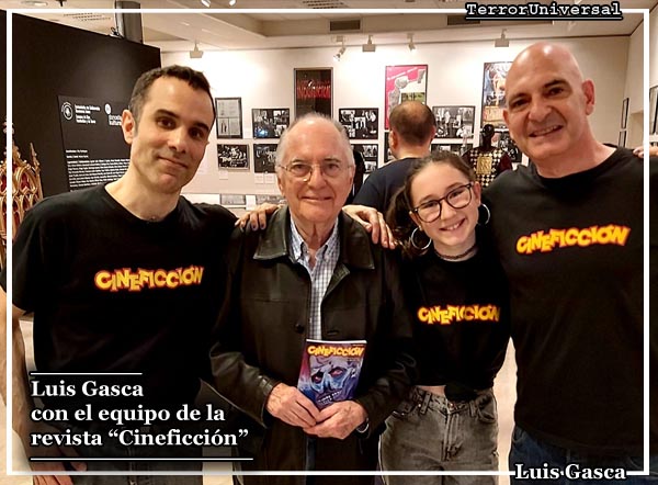Luis Gasca con el equipo de la revista "Cineficción"