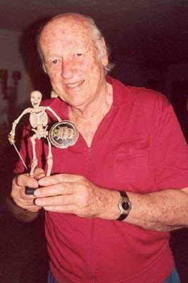 Ray posa con un esqueleto de JASON AND THE ARGONAUTS