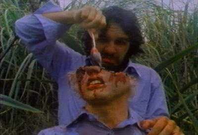 Otra escena no apta para impresionables de BAD TASTE (1986) con Peter Jackson