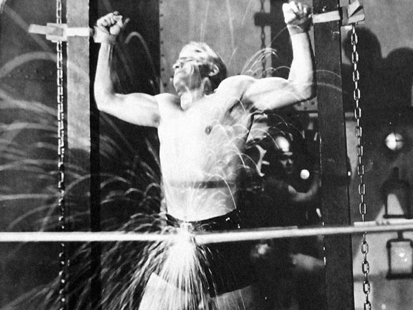 Buster Crabbe asándose en FLASH GORDON (1936)