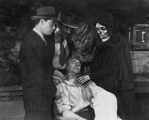 Kenne Duncan torturado por The Crimson Ghost (1946) y un par de secuaces