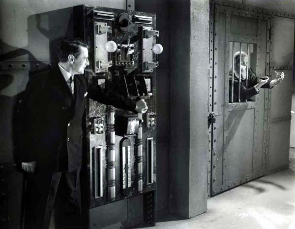 Eduardo Ciannelli complicándole la vida a Robert Wilcox en Mysterious Doctor Satan (El Misterioso Dr. Satanás-1940)