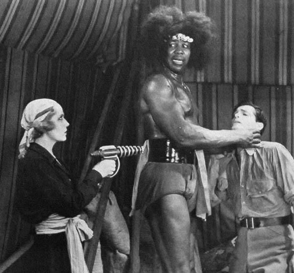 Claudia Dell salva el pescuezo de Kane Richmond de ser retorcido por el gigante Sam Baker en The Lost City (1936)