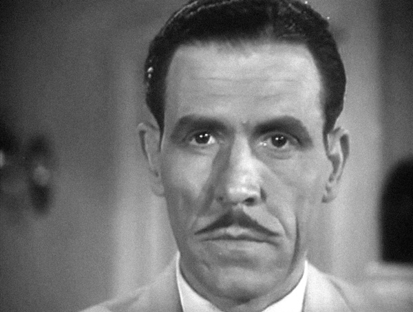 Kenneth McDonald acecha en The Phantom (1943)