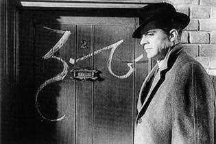 Dana Andrews en una interesante escena de THE NIGHT OF THE DEMON