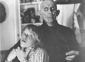 Momentos de pavor para el joven Lance Kerwin en SALEM'S LOT, merced al sucio vampiro encarnado por Reggie Nalder