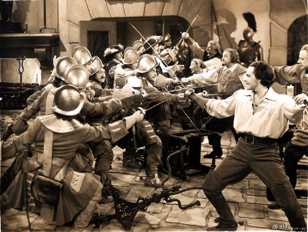 Dick Alexander ataca en The Clutching Hand (1936)