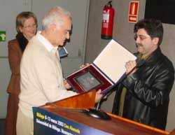 eugenio Martín recibiendo galardón