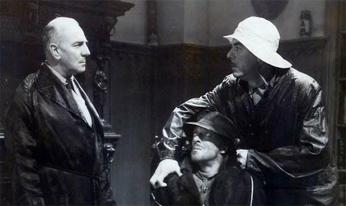 Zucco y Glenn Strange amenazando a un desválido I. Stanford Jolley: