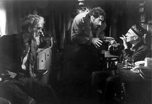 Karloff (Niemann) ordena a su fiel Daniel (J. Carrol Naish) liquidar a Zucco (Lampini). "Esta película no es lo suficientemente grande como para albergar a dos titanes del terror". HOUSE OF FRANKENSTEIN (La Zíngara y los Monstruos-1944) 