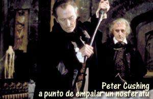 Peter Cushing a punto de empalar a un nosferatu